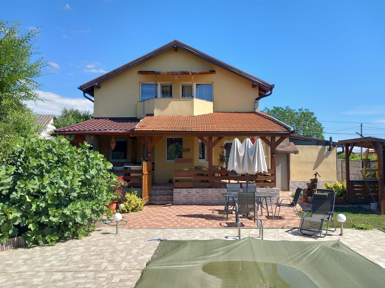 De vanzare Casa pe Odoreului, Satu Mare - 3 Dormitoare, Piscina, Garaj, 2 Balcoane - 205.000 EUR